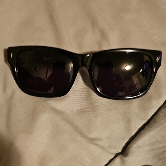 Tres Noir Sunglasses - Picture 2 of 5